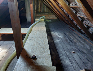 Zateplení stropu zděného rodinného domu pomocí foukané izolace